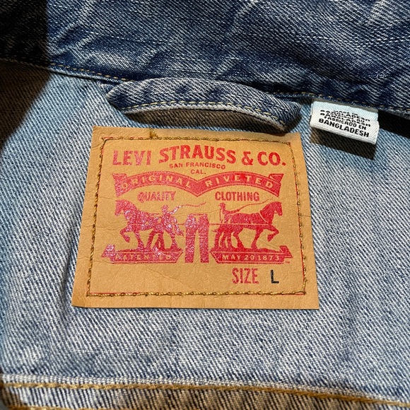 Men's Levi's Denim Jacket - Trucker Jacket - Size Medium - Blue Wash - Like New - Picture 5 of 13